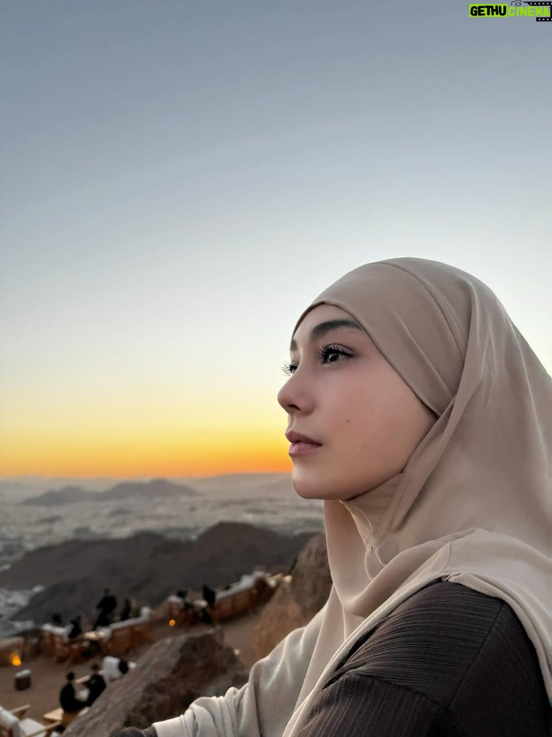 Celine Evangelista - 264K Likes - MasyaAllah Alhamdullillah 🤍 
Di dunia yang kadang terasa berat, aku belajar banyak hal yg membuat kita harus bertahan… 
bukan hanya untukku, tapi untuk mereka dan banyak orang.
Dengan penuh doa,
‘Ya Allah, kuatkan aku, lindungi mereka, cukupkan kami, dan jangan Kau lepaskan genggaman-Mu dari hidup kami.’
Kami mungkin tidak selalu kuat, tapi kami selalu berusaha. 🤍