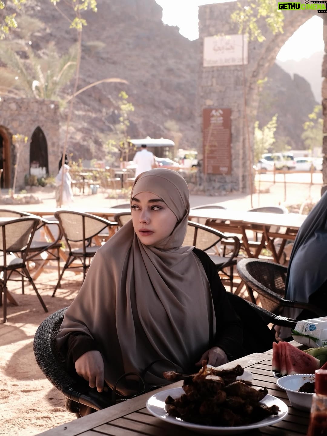 Celine Evangelista - 264K Likes - MasyaAllah Alhamdullillah 🤍 
Di dunia yang kadang terasa berat, aku belajar banyak hal yg membuat kita harus bertahan… 
bukan hanya untukku, tapi untuk mereka dan banyak orang.
Dengan penuh doa,
‘Ya Allah, kuatkan aku, lindungi mereka, cukupkan kami, dan jangan Kau lepaskan genggaman-Mu dari hidup kami.’
Kami mungkin tidak selalu kuat, tapi kami selalu berusaha. 🤍