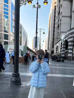 Celine Evangelista Instagram - MasyaAllah Alhamdullillah, Di tanah yang suci ini, aku menyaksikan doa paling jujur…

Doa dari anak kecil yang baru mengenal mu Ya Rasullullah ,
Mereka baru belajar berdoa dengan mengangkat tangan nya, baru belajar menyebut nama Allah, 
tanpa tahu dunia, tanpa tahu penilaian manusia.

Ya Allah,
Aku memohon ampun atas dosa & Khilafku. 
Ajari aku terus, bimbing aku terus , Jaga imanku
jaga iman anak-anakku,
tetapkan hati mereka dalam Islam,
jadikan doa-doa kecil mereka saksi
bahwa hidayah-Mu bisa hadir sejak usia kecil.
Jika hari ini mereka masih belajar tertatih berdoa,
maka kelak jadikan mereka anak-anak
yang Engkau banggakan di langit-Mu. 🤲🏼🤍