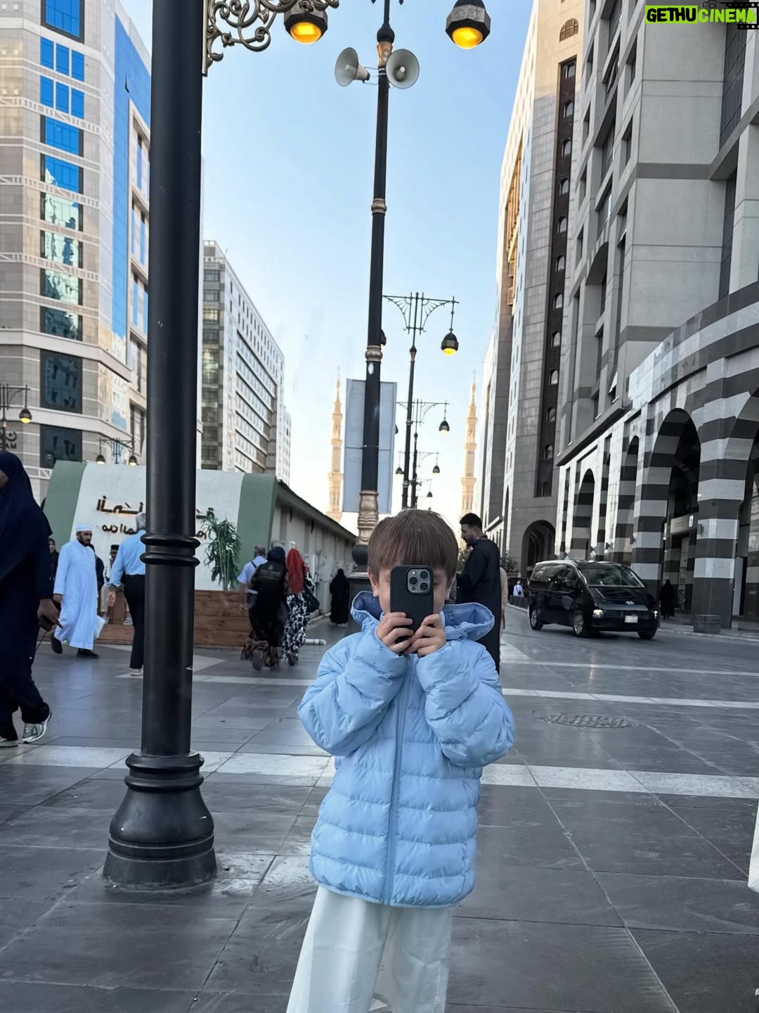 Celine Evangelista - 213.6K Likes - MasyaAllah Alhamdullillah, Di tanah yang suci ini, aku menyaksikan doa paling jujur…

Doa dari anak kecil yang baru mengenal mu Ya Rasullullah ,
Mereka baru belajar berdoa dengan mengangkat tangan nya, baru belajar menyebut nama Allah, 
tanpa tahu dunia, tanpa tahu penilaian manusia.

Ya Allah,
Aku memohon ampun atas dosa & Khilafku. 
Ajari aku terus, bimbing aku terus , Jaga imanku
jaga iman anak-anakku,
tetapkan hati mereka dalam Islam,
jadikan doa-doa kecil mereka saksi
bahwa hidayah-Mu bisa hadir sejak usia kecil.
Jika hari ini mereka masih belajar tertatih berdoa,
maka kelak jadikan mereka anak-anak
yang Engkau banggakan di langit-Mu. 🤲🏼🤍