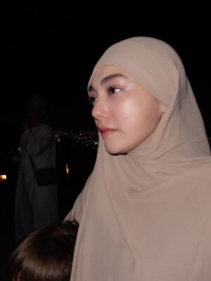 Celine Evangelista Instagram - MasyaAllah Alhamdullillah 🤍 
Di dunia yang kadang terasa berat, aku belajar banyak hal yg membuat kita harus bertahan… 
bukan hanya untukku, tapi untuk mereka dan banyak orang.
Dengan penuh doa,
‘Ya Allah, kuatkan aku, lindungi mereka, cukupkan kami, dan jangan Kau lepaskan genggaman-Mu dari hidup kami.’
Kami mungkin tidak selalu kuat, tapi kami selalu berusaha. 🤍