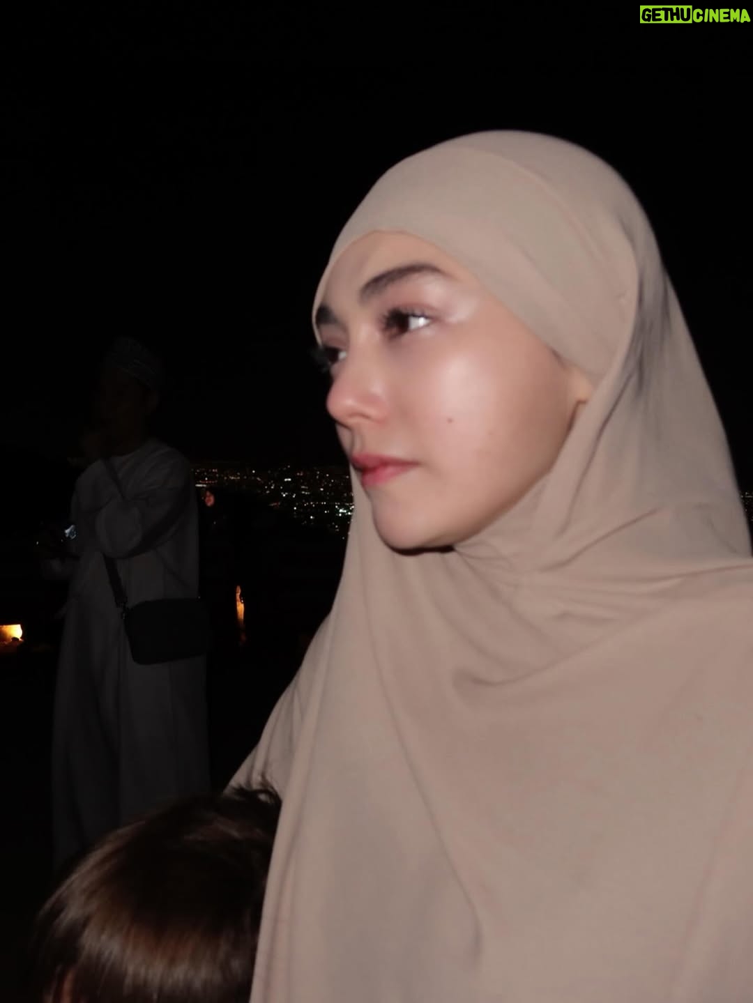 Celine Evangelista - 264K Likes - MasyaAllah Alhamdullillah 🤍 
Di dunia yang kadang terasa berat, aku belajar banyak hal yg membuat kita harus bertahan… 
bukan hanya untukku, tapi untuk mereka dan banyak orang.
Dengan penuh doa,
‘Ya Allah, kuatkan aku, lindungi mereka, cukupkan kami, dan jangan Kau lepaskan genggaman-Mu dari hidup kami.’
Kami mungkin tidak selalu kuat, tapi kami selalu berusaha. 🤍