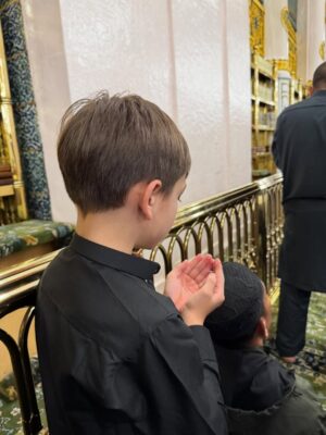 Celine Evangelista Instagram - MasyaAllah Alhamdullillah, Di tanah yang suci ini, aku menyaksikan doa paling jujur…

Doa dari anak kecil yang baru mengenal mu Ya Rasullullah ,
Mereka baru belajar berdoa dengan mengangkat tangan nya, baru belajar menyebut nama Allah, 
tanpa tahu dunia, tanpa tahu penilaian manusia.

Ya Allah,
Aku memohon ampun atas dosa & Khilafku. 
Ajari aku terus, bimbing aku terus , Jaga imanku
jaga iman anak-anakku,
tetapkan hati mereka dalam Islam,
jadikan doa-doa kecil mereka saksi
bahwa hidayah-Mu bisa hadir sejak usia kecil.
Jika hari ini mereka masih belajar tertatih berdoa,
maka kelak jadikan mereka anak-anak
yang Engkau banggakan di langit-Mu. 🤲🏼🤍