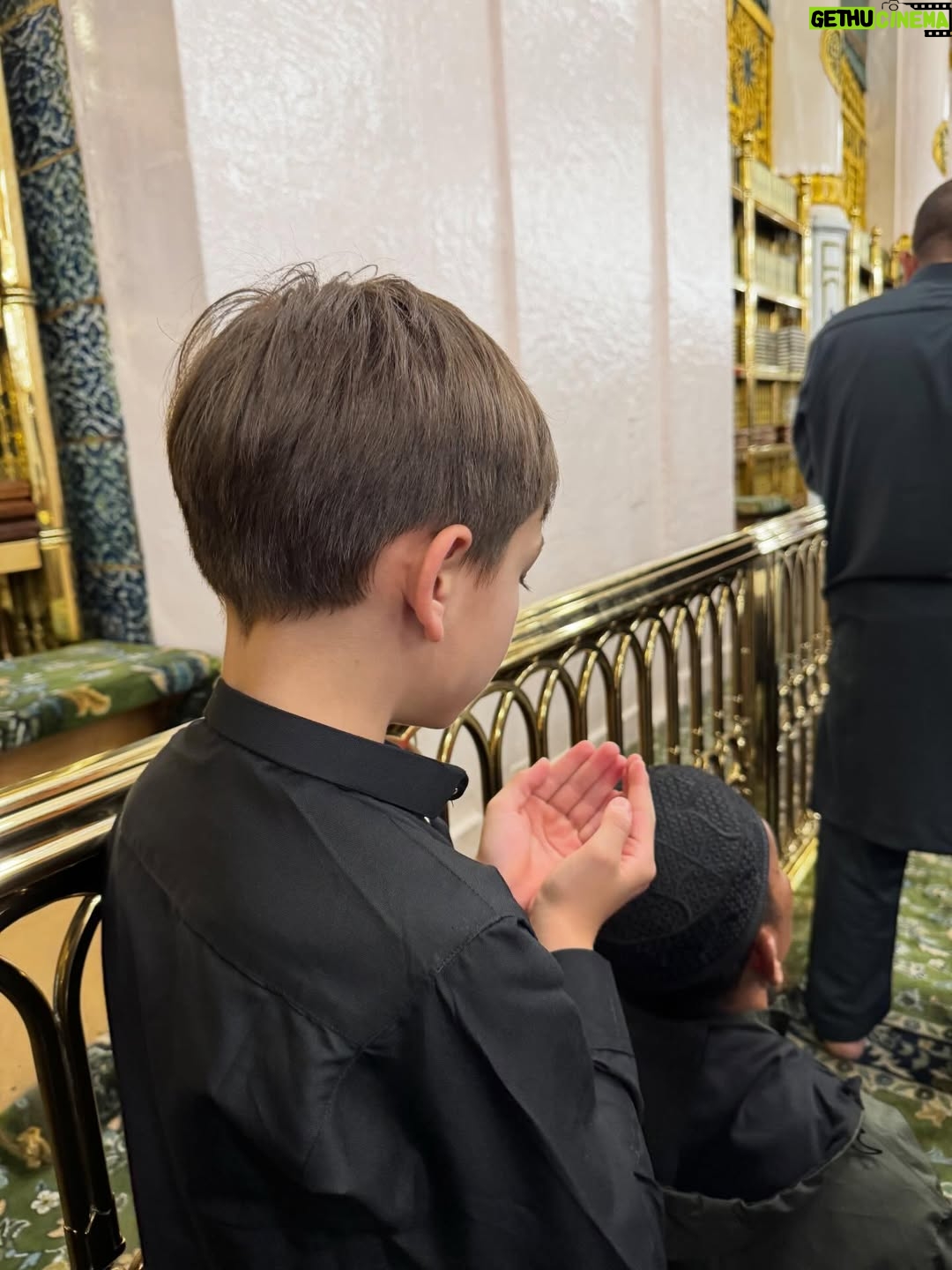 Celine Evangelista - 213.6K Likes - MasyaAllah Alhamdullillah, Di tanah yang suci ini, aku menyaksikan doa paling jujur…

Doa dari anak kecil yang baru mengenal mu Ya Rasullullah ,
Mereka baru belajar berdoa dengan mengangkat tangan nya, baru belajar menyebut nama Allah, 
tanpa tahu dunia, tanpa tahu penilaian manusia.

Ya Allah,
Aku memohon ampun atas dosa & Khilafku. 
Ajari aku terus, bimbing aku terus , Jaga imanku
jaga iman anak-anakku,
tetapkan hati mereka dalam Islam,
jadikan doa-doa kecil mereka saksi
bahwa hidayah-Mu bisa hadir sejak usia kecil.
Jika hari ini mereka masih belajar tertatih berdoa,
maka kelak jadikan mereka anak-anak
yang Engkau banggakan di langit-Mu. 🤲🏼🤍