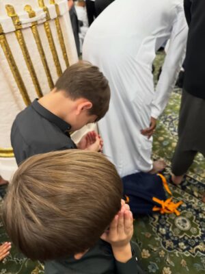 Celine Evangelista Instagram - MasyaAllah Alhamdullillah, Di tanah yang suci ini, aku menyaksikan doa paling jujur…

Doa dari anak kecil yang baru mengenal mu Ya Rasullullah ,
Mereka baru belajar berdoa dengan mengangkat tangan nya, baru belajar menyebut nama Allah, 
tanpa tahu dunia, tanpa tahu penilaian manusia.

Ya Allah,
Aku memohon ampun atas dosa & Khilafku. 
Ajari aku terus, bimbing aku terus , Jaga imanku
jaga iman anak-anakku,
tetapkan hati mereka dalam Islam,
jadikan doa-doa kecil mereka saksi
bahwa hidayah-Mu bisa hadir sejak usia kecil.
Jika hari ini mereka masih belajar tertatih berdoa,
maka kelak jadikan mereka anak-anak
yang Engkau banggakan di langit-Mu. 🤲🏼🤍