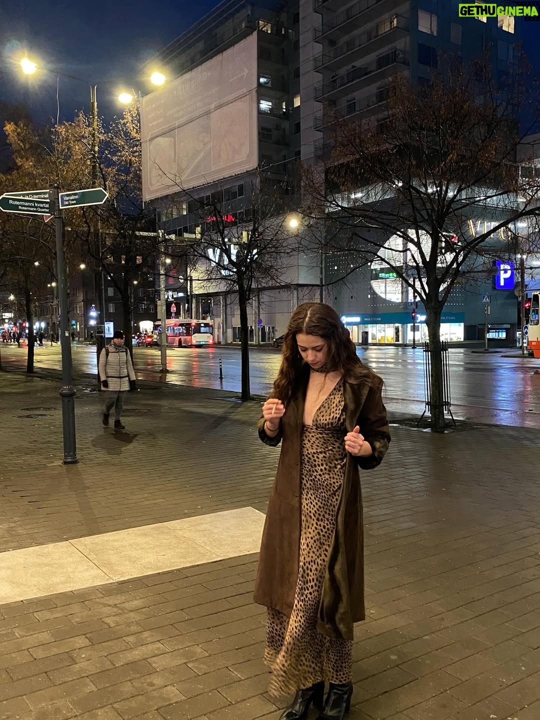 Ceren Koç - 2.7K Likes - Listened shingo02 so many times that morning, had struggle doin my hair, sent so many voicemail. Since we call it Lo-Fi, here, my Street Carpet Look 🤎🖤