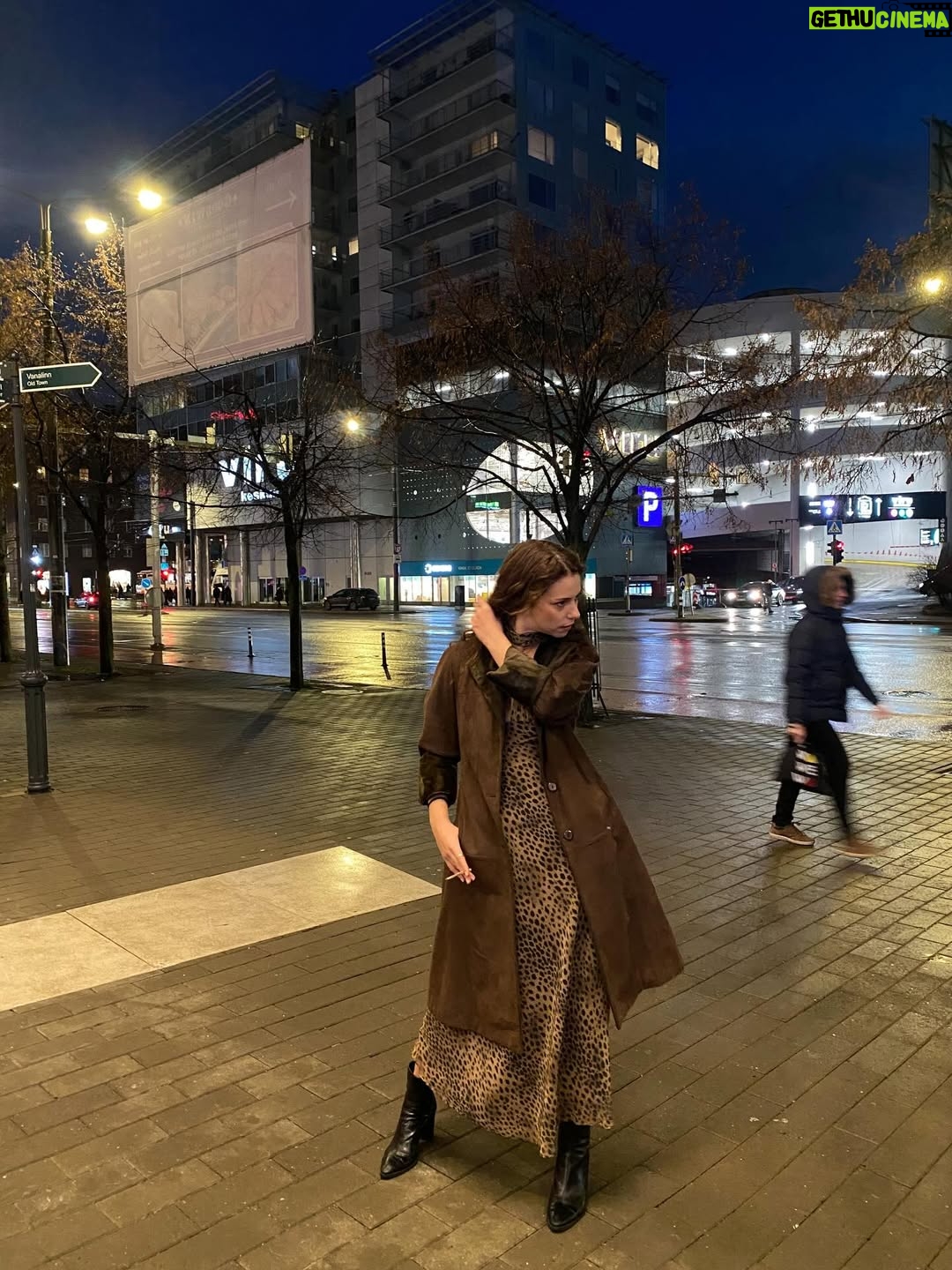 Ceren Koç - 2.7K Likes - Listened shingo02 so many times that morning, had struggle doin my hair, sent so many voicemail. Since we call it Lo-Fi, here, my Street Carpet Look 🤎🖤