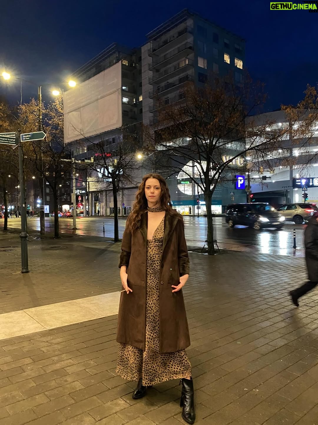Ceren Koç - 2.7K Likes - Listened shingo02 so many times that morning, had struggle doin my hair, sent so many voicemail. Since we call it Lo-Fi, here, my Street Carpet Look 🤎🖤
