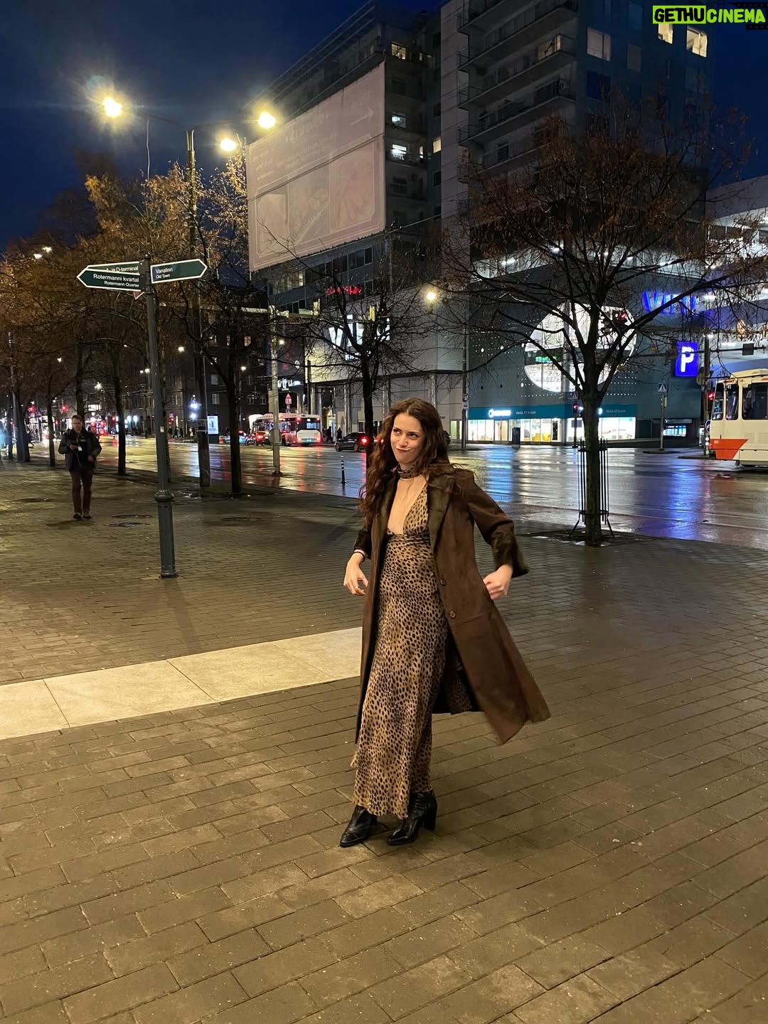 Ceren Koç - 2.7K Likes - Listened shingo02 so many times that morning, had struggle doin my hair, sent so many voicemail. Since we call it Lo-Fi, here, my Street Carpet Look 🤎🖤