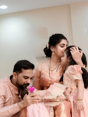 Chaitra Rai Instagram - Tiny feet, big blessings, and a name chosen with love 🧿🌸♥️🙏🏻

Prishka - ಪ್ರಿಷ್ಕಾ meaning :God’s precious gift,A divine and pure soul,Beloved, One who is deeply loved 🥰 @prishkashetty_official 

💄: @makeoverby_sowmyamanjunath ♥️
📸 : @vkfilms.in_ 
Decor: @aura_event_studio 

#cradleceremony #namingceremony #babygirl #chaithrarai17