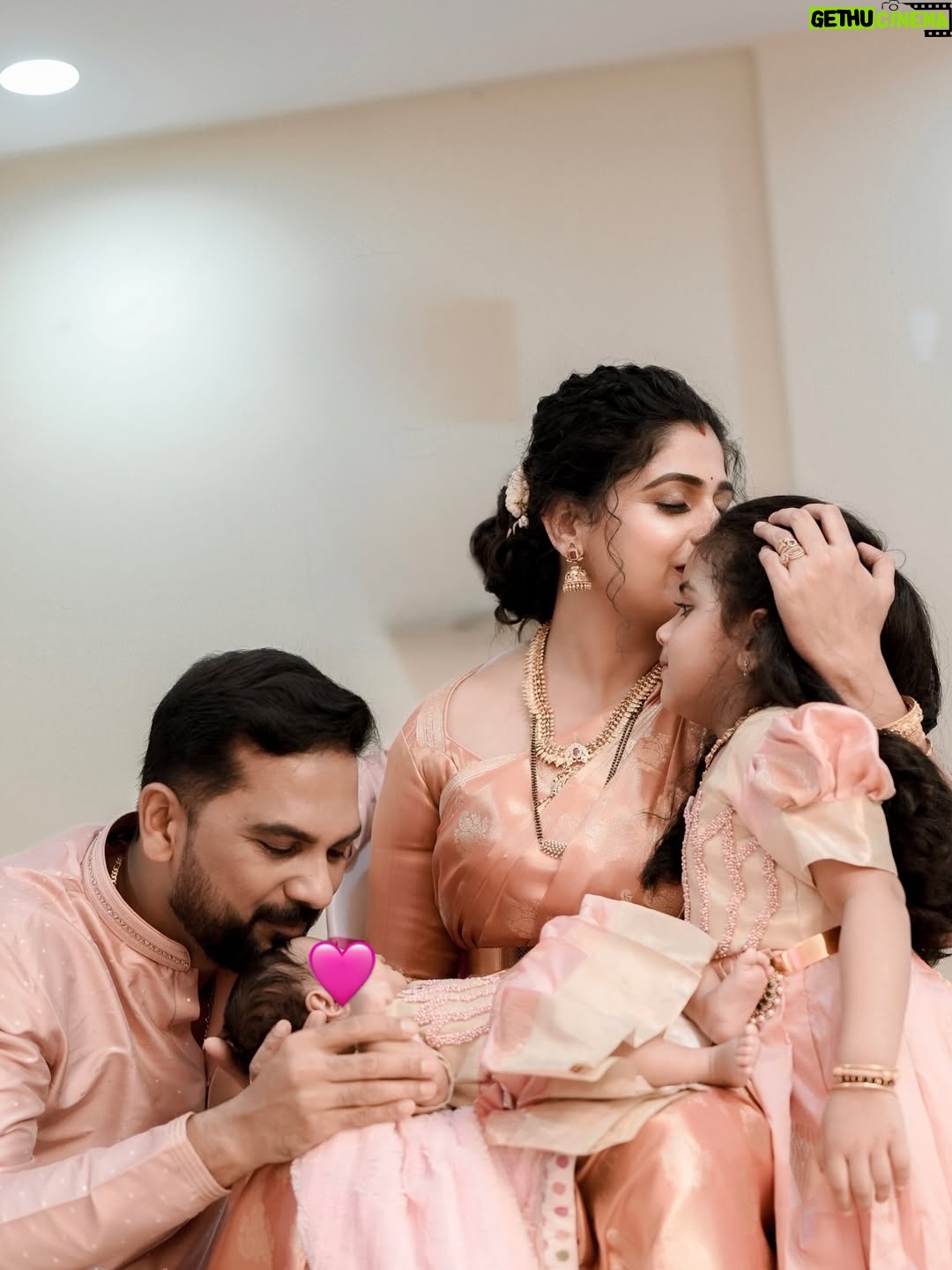Chaitra Rai - 101.5K Likes - Tiny feet, big blessings, and a name chosen with love 🧿🌸♥️🙏🏻

Prishka - ಪ್ರಿಷ್ಕಾ meaning :God’s precious gift,A divine and pure soul,Beloved, One who is deeply loved 🥰 @prishkashetty_official 

💄: @makeoverby_sowmyamanjunath ♥️
📸 : @vkfilms.in_ 
Decor: @aura_event_studio 

#cradleceremony #namingceremony #babygirl #chaithrarai17