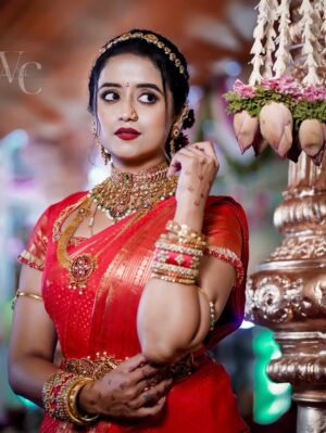 Chaitra Vasudevan Instagram - Habbada Shubhashayagalu 
.
Photos from wedding last year
.
My beautiful saree cap sleeved blouse designed by @likitha_suresh_ @shimmer_designer_studio 
.
Makeup & beautiful floral braid hair @makeoverby_priyadarshini 
.
Flowers @jayashreehanu 
.
Photographs by the best @clicks_by_naveen1 
. 
Jewels @kheajewellery 
. 
Maati ear chain,kuchu & nose pin @thespatika