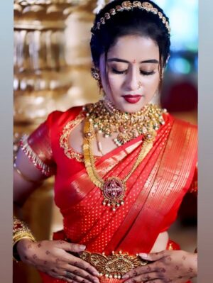 Chaitra Vasudevan Instagram - Habbada Shubhashayagalu 
.
Photos from wedding last year
.
My beautiful saree cap sleeved blouse designed by @likitha_suresh_ @shimmer_designer_studio 
.
Makeup & beautiful floral braid hair @makeoverby_priyadarshini 
.
Flowers @jayashreehanu 
.
Photographs by the best @clicks_by_naveen1 
. 
Jewels @kheajewellery 
. 
Maati ear chain,kuchu & nose pin @thespatika