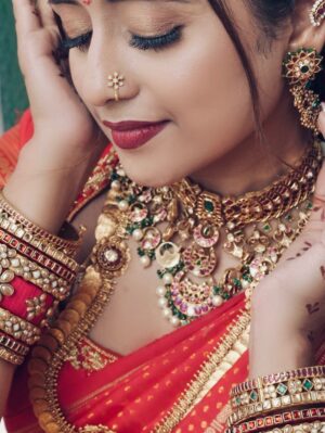 Chaitra Vasudevan Instagram - Habbada Shubhashayagalu 
.
Photos from wedding last year
.
My beautiful saree cap sleeved blouse designed by @likitha_suresh_ @shimmer_designer_studio 
.
Makeup & beautiful floral braid hair @makeoverby_priyadarshini 
.
Flowers @jayashreehanu 
.
Photographs by the best @clicks_by_naveen1 
. 
Jewels @kheajewellery 
. 
Maati ear chain,kuchu & nose pin @thespatika
