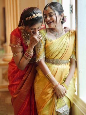 Chaitra Vasudevan Instagram - Habbada Shubhashayagalu 
.
Photos from wedding last year
.
My beautiful saree cap sleeved blouse designed by @likitha_suresh_ @shimmer_designer_studio 
.
Makeup & beautiful floral braid hair @makeoverby_priyadarshini 
.
Flowers @jayashreehanu 
.
Photographs by the best @clicks_by_naveen1 
. 
Jewels @kheajewellery 
. 
Maati ear chain,kuchu & nose pin @thespatika