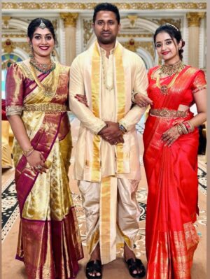 Chaitra Vasudevan Instagram - Habbada Shubhashayagalu 
.
Photos from wedding last year
.
My beautiful saree cap sleeved blouse designed by @likitha_suresh_ @shimmer_designer_studio 
.
Makeup & beautiful floral braid hair @makeoverby_priyadarshini 
.
Flowers @jayashreehanu 
.
Photographs by the best @clicks_by_naveen1 
. 
Jewels @kheajewellery 
. 
Maati ear chain,kuchu & nose pin @thespatika