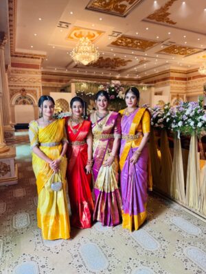 Chaitra Vasudevan Instagram - Habbada Shubhashayagalu 
.
Photos from wedding last year
.
My beautiful saree cap sleeved blouse designed by @likitha_suresh_ @shimmer_designer_studio 
.
Makeup & beautiful floral braid hair @makeoverby_priyadarshini 
.
Flowers @jayashreehanu 
.
Photographs by the best @clicks_by_naveen1 
. 
Jewels @kheajewellery 
. 
Maati ear chain,kuchu & nose pin @thespatika