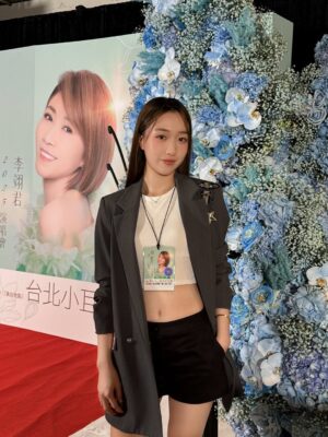 Chanel Wang Instagram - 沒有人比我更懂那份感動 
大概6、7年前她曾經跟我說
「我很遺憾 我覺得我這輩子是唱不進小巨蛋了」
所以當小巨蛋這三個字出現在行事曆的時候
我比任何人都替她感到開心
自己口中曾經不可能的任務 她做到了
而且做得很好 做的超好 做的我覺得比誰都好
雖然沒有很華麗的舞台 很酷炫的特效
但一切正如我最喜歡的那種演唱會
就是一個實力派超能唱超會唱的歌手
不是因為她是我的誰我這樣說
是因為她真的太屌了！！！！！
從頭到尾開全麥 音準 情緒 起承轉合
都掌握得剛剛好 根本就是一個行走的CD
只不過這次換我有點遺憾因為
我一張照都沒跟他拍到🙂🙂
好啦 應該就是說一定還會有下次
所以下次要記得拍照餒👌