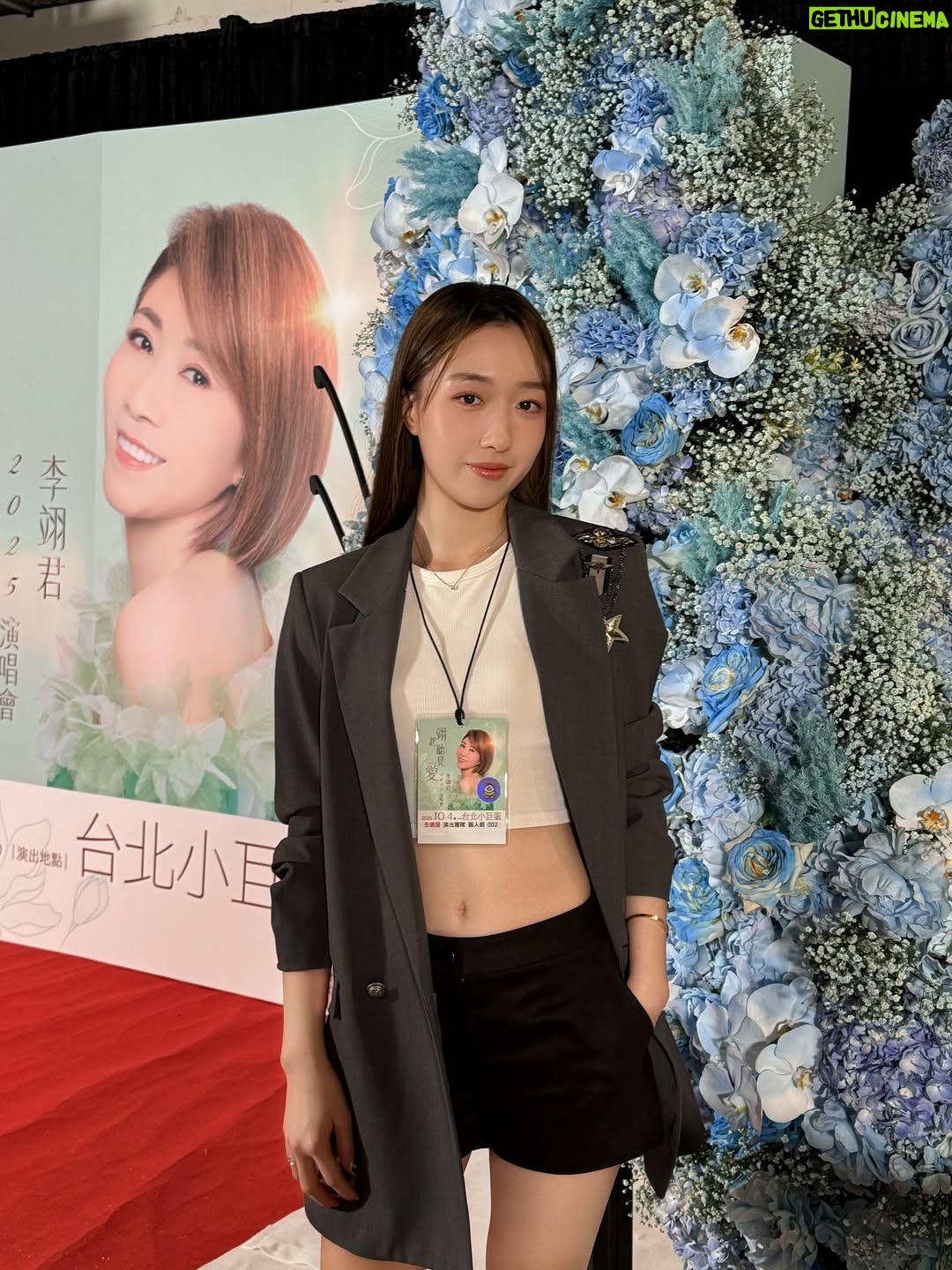 Chanel Wang - 4.3K Likes - 沒有人比我更懂那份感動 
大概6、7年前她曾經跟我說
「我很遺憾 我覺得我這輩子是唱不進小巨蛋了」
所以當小巨蛋這三個字出現在行事曆的時候
我比任何人都替她感到開心
自己口中曾經不可能的任務 她做到了
而且做得很好 做的超好 做的我覺得比誰都好
雖然沒有很華麗的舞台 很酷炫的特效
但一切正如我最喜歡的那種演唱會
就是一個實力派超能唱超會唱的歌手
不是因為她是我的誰我這樣說
是因為她真的太屌了！！！！！
從頭到尾開全麥 音準 情緒 起承轉合
都掌握得剛剛好 根本就是一個行走的CD
只不過這次換我有點遺憾因為
我一張照都沒跟他拍到🙂🙂
好啦 應該就是說一定還會有下次
所以下次要記得拍照餒👌