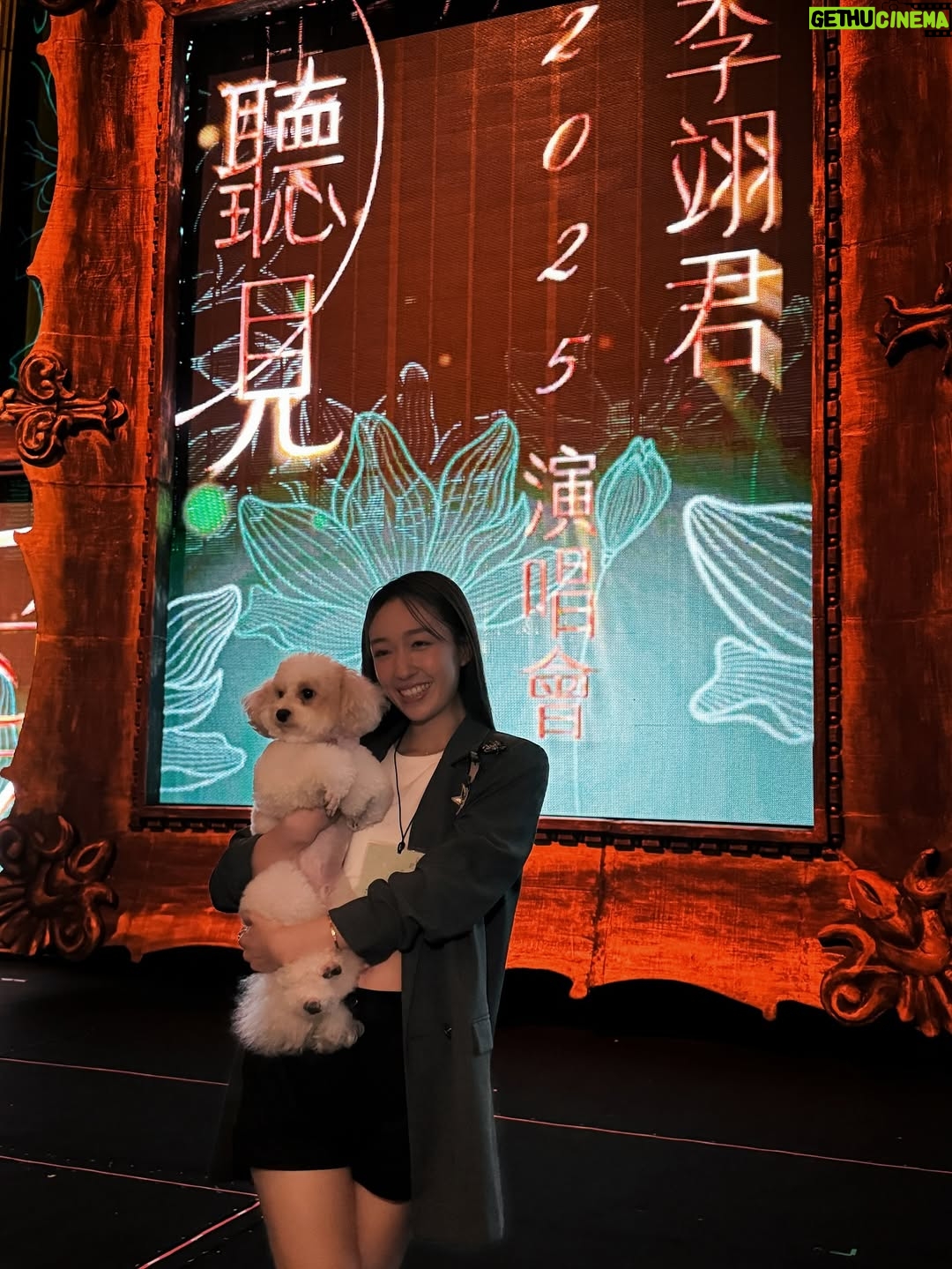 Chanel Wang - 4.3K Likes - 沒有人比我更懂那份感動 
大概6、7年前她曾經跟我說
「我很遺憾 我覺得我這輩子是唱不進小巨蛋了」
所以當小巨蛋這三個字出現在行事曆的時候
我比任何人都替她感到開心
自己口中曾經不可能的任務 她做到了
而且做得很好 做的超好 做的我覺得比誰都好
雖然沒有很華麗的舞台 很酷炫的特效
但一切正如我最喜歡的那種演唱會
就是一個實力派超能唱超會唱的歌手
不是因為她是我的誰我這樣說
是因為她真的太屌了！！！！！
從頭到尾開全麥 音準 情緒 起承轉合
都掌握得剛剛好 根本就是一個行走的CD
只不過這次換我有點遺憾因為
我一張照都沒跟他拍到🙂🙂
好啦 應該就是說一定還會有下次
所以下次要記得拍照餒👌
