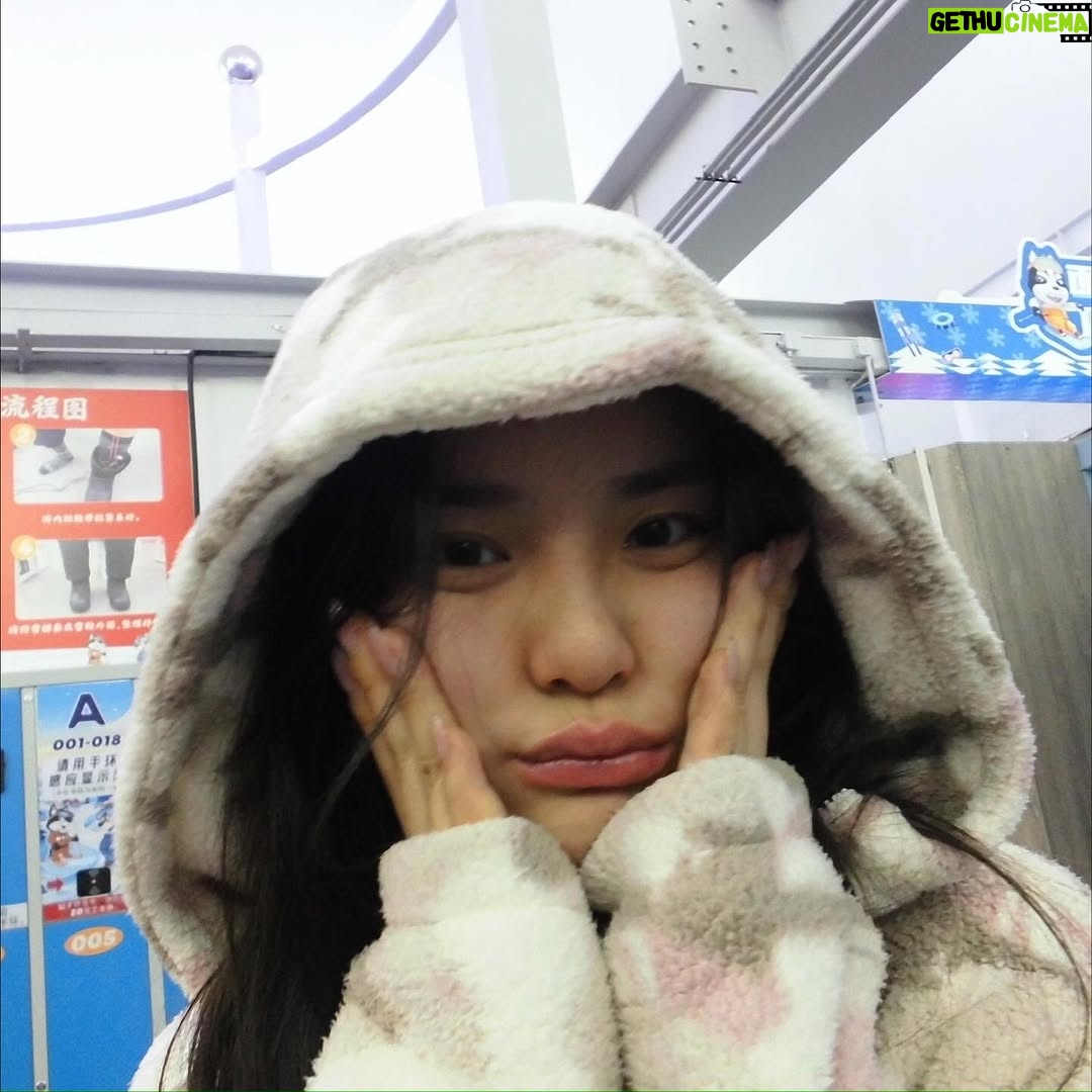 Chantel Yiu - 10.2K Likes - homesick   midterms = 💔