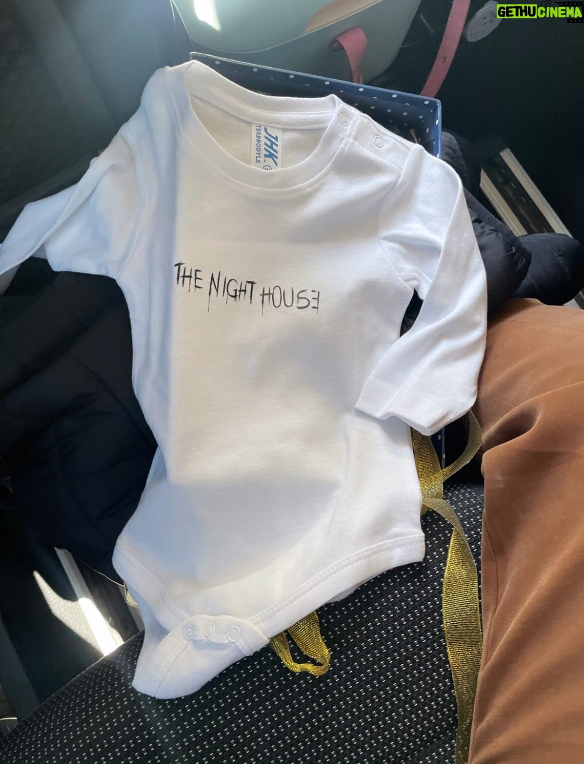 Charlie Murphy - 3.8K Likes - That’s a wrap on #TheNightHouse movie. My first job back as a working mum to a very tiny human. It couldn’t have been a better experience. Especially when it came to the logistics of breastfeeding! So so many wonderful people made it the smoothest, funnest worthwhile experience. IT IS POSSIBLE 😊Thank you so much @jinajaycasting @aaronpaul @jesperganslandt #Frederikwikstrom #Imogenbell @rogerjones6925 @inma_azorin_hairmua #Carolinagorrín #Krystinamemgervia #Shannonestrada @samyates2020 #ittakesavillage❤️ #ittakesacircus #backtowork #workingactress