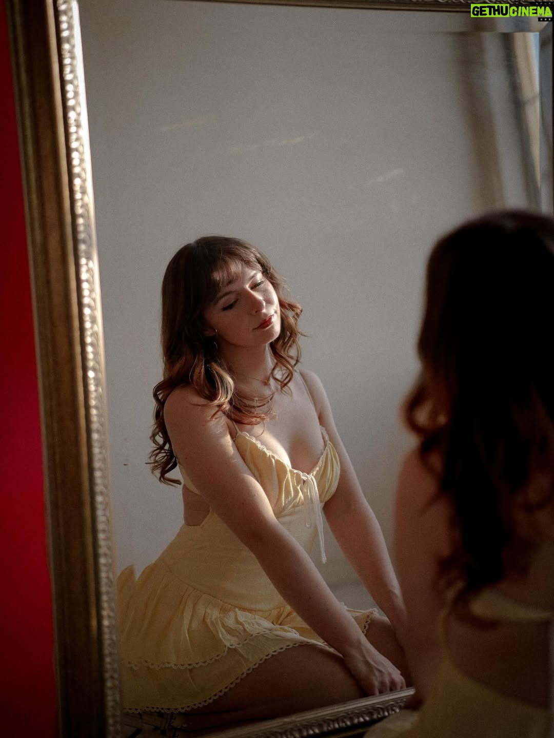 Chelsea Cook - 4.4K Likes - I broke a mirror. Now I have seven years of exactly the same problems.
•
📸: @thewickedlady