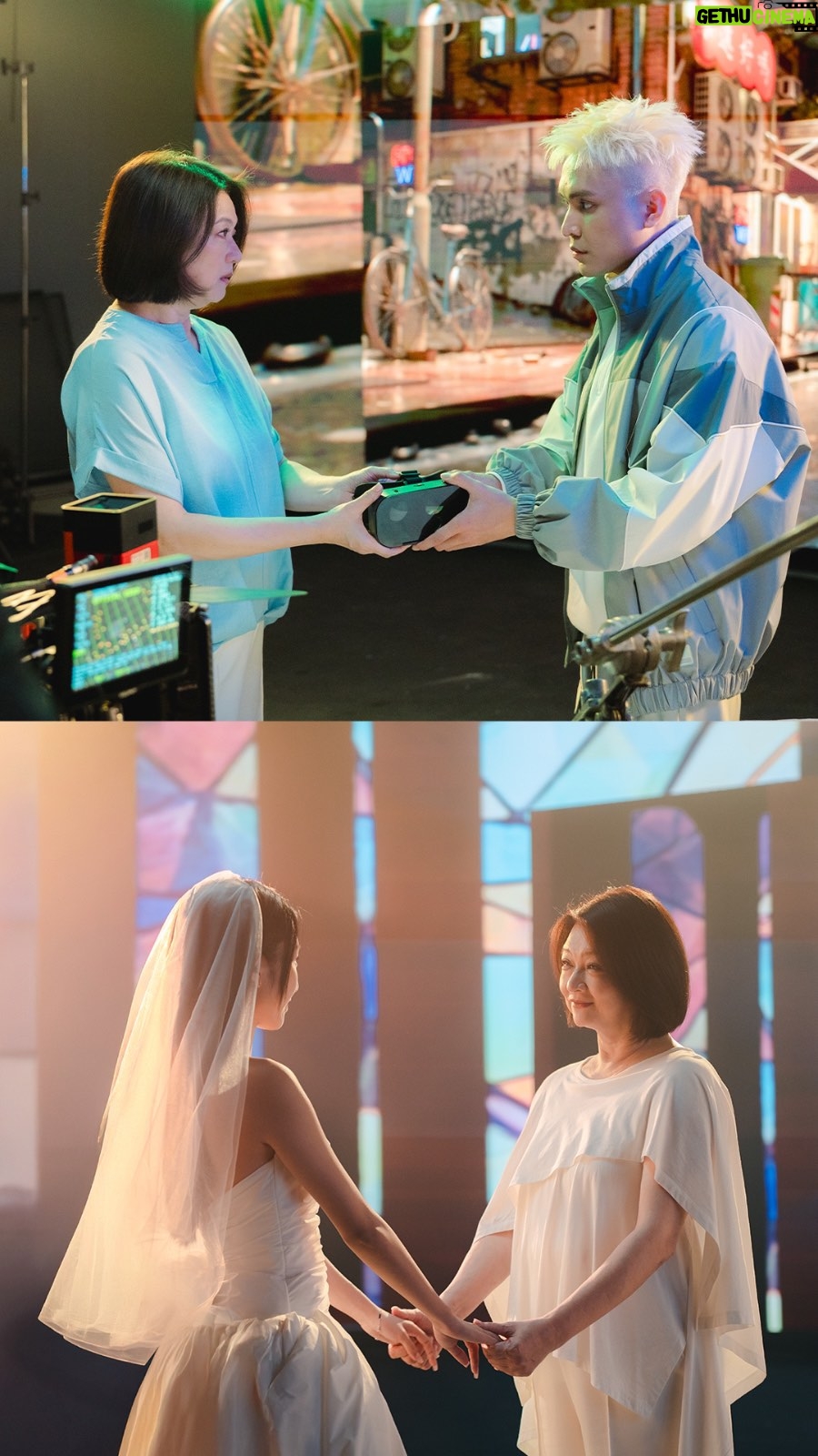 Chen Liping - 4.9K Likes - 第一次参与MV Virtual Production 的拍摄✨走进虚拟制作的世界 ：幕后花絮1 👀❤️
 #BehindTheScene 🎬🎥
#看看片中那情绪要走在大街上（小小跑步机）的interesting one experience 🤣🥹
演员，theory
真听～听什么
真看~看什么、
真思想~想什么
Practical 都在心里❤️🥹
@fffirdhaus @helloomoka @yise 
《－个不舍得离开女儿的妈妈》《女儿很想见妈妈》《－个人对一个已经不在身边的人的思念》
《那个不在身边/已经离开的人，其实很希望思念他的人，有尽力的好好过。。生活。。》《还有还有。。》《也许。。》~这妈妈的角色全都在❤️里一定得忍着✨

大家看了MV 吗?
https://youtu.be/VaMW1gegoiw?si=r1vBH7I5jJvy6qWx

感恩感谢 The Big Team from Malaysia and Singapore #PTL
@mymdec @myvirtuo @loolalamusic #Maiwords&pictures @skypicture_production @xyperreal_stage @auxmediagroup  @3particle @kenz_koh #TanSengKiat