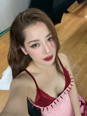 Chi Pu Instagram - Waterbomb mood: Wet hair, loud bass, and a BTBT crowd 💦🔥