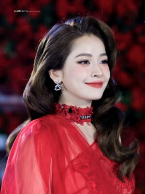 Chi Pu Instagram - Không có hành trình nào là dễ dàng, nhưng mỗi khoảnh khắc được ghi nhận lại khiến mọi nỗ lực đều xứng đáng. Cảm ơn Harper’s Bazaar Vietnam vì đã vinh danh Chi với giải thưởng Female Singer of the Year – Pop.
Một nguồn cảm hứng mới cho hành trình phía trước, năm sau hứa ra nhiều nhạc ạ 🤭
————————————
Stylist : @kenxy.pham
Costume : @shebyhoanguyen @thuong_gia_ky
Jewelry : @bvlgari
Make up and hair : @hiwon_makeup @hiwon2412 @jiminhw309
Photographer : @hainguyenstudio @sunflower.chipu
#chipu #harpersbazaar #bvlgari #bvlgarivn