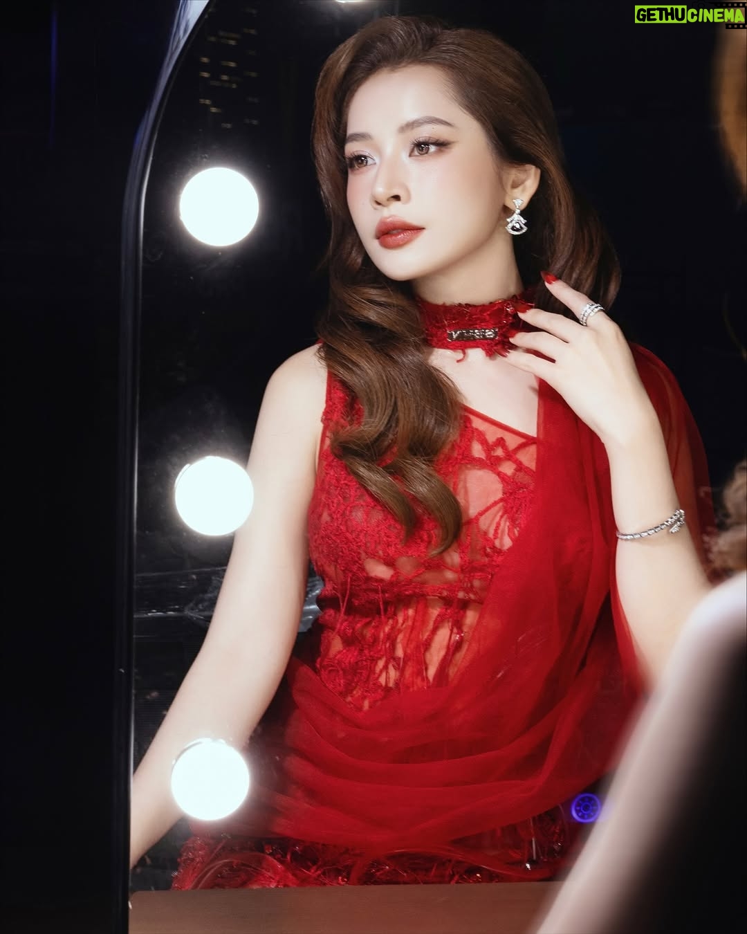 Chi Pu - 46.4K Likes - Không có hành trình nào là dễ dàng, nhưng mỗi khoảnh khắc được ghi nhận lại khiến mọi nỗ lực đều xứng đáng. Cảm ơn Harper’s Bazaar Vietnam vì đã vinh danh Chi với giải thưởng Female Singer of the Year – Pop.
Một nguồn cảm hứng mới cho hành trình phía trước, năm sau hứa ra nhiều nhạc ạ 🤭 

————————————
Stylist : @kenxy.pham 
Costume : @shebyhoanguyen @thuong_gia_ky 
Jewelry : @bvlgari 
Make up and hair : @hiwon_makeup @hiwon2412 @jiminhw309 
Photographer : @hainguyenstudio @sunflower.chipu 

#chipu #harpersbazaar #bvlgari #bvlgarivn