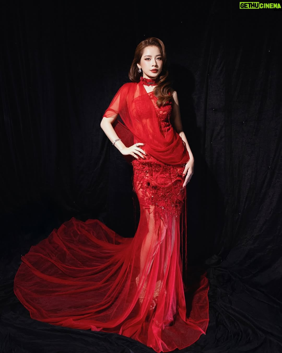 Chi Pu - 46.4K Likes - Không có hành trình nào là dễ dàng, nhưng mỗi khoảnh khắc được ghi nhận lại khiến mọi nỗ lực đều xứng đáng. Cảm ơn Harper’s Bazaar Vietnam vì đã vinh danh Chi với giải thưởng Female Singer of the Year – Pop.
Một nguồn cảm hứng mới cho hành trình phía trước, năm sau hứa ra nhiều nhạc ạ 🤭 

————————————
Stylist : @kenxy.pham 
Costume : @shebyhoanguyen @thuong_gia_ky 
Jewelry : @bvlgari 
Make up and hair : @hiwon_makeup @hiwon2412 @jiminhw309 
Photographer : @hainguyenstudio @sunflower.chipu 

#chipu #harpersbazaar #bvlgari #bvlgarivn