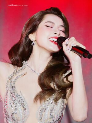 Chi Pu Instagram - Không có hành trình nào là dễ dàng, nhưng mỗi khoảnh khắc được ghi nhận lại khiến mọi nỗ lực đều xứng đáng. Cảm ơn Harper’s Bazaar Vietnam vì đã vinh danh Chi với giải thưởng Female Singer of the Year – Pop.
Một nguồn cảm hứng mới cho hành trình phía trước, năm sau hứa ra nhiều nhạc ạ 🤭
————————————
Stylist : @kenxy.pham
Costume : @shebyhoanguyen @thuong_gia_ky
Jewelry : @bvlgari
Make up and hair : @hiwon_makeup @hiwon2412 @jiminhw309
Photographer : @hainguyenstudio @sunflower.chipu
#chipu #harpersbazaar #bvlgari #bvlgarivn