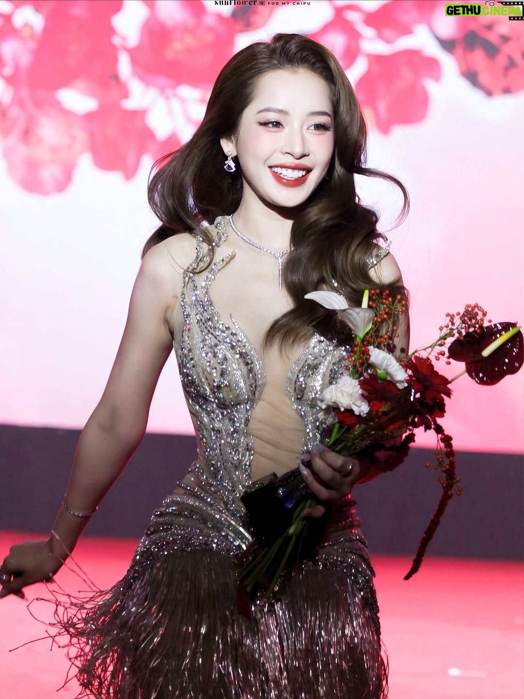 Chi Pu - 46.4K Likes - Không có hành trình nào là dễ dàng, nhưng mỗi khoảnh khắc được ghi nhận lại khiến mọi nỗ lực đều xứng đáng. Cảm ơn Harper’s Bazaar Vietnam vì đã vinh danh Chi với giải thưởng Female Singer of the Year – Pop.
Một nguồn cảm hứng mới cho hành trình phía trước, năm sau hứa ra nhiều nhạc ạ 🤭 

————————————
Stylist : @kenxy.pham 
Costume : @shebyhoanguyen @thuong_gia_ky 
Jewelry : @bvlgari 
Make up and hair : @hiwon_makeup @hiwon2412 @jiminhw309 
Photographer : @hainguyenstudio @sunflower.chipu 

#chipu #harpersbazaar #bvlgari #bvlgarivn