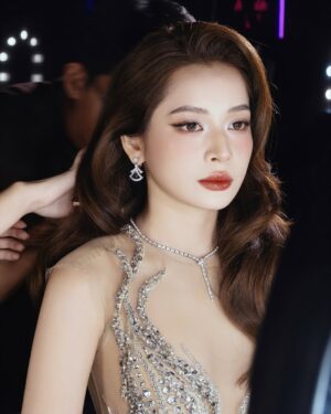 Chi Pu Instagram - Không có hành trình nào là dễ dàng, nhưng mỗi khoảnh khắc được ghi nhận lại khiến mọi nỗ lực đều xứng đáng. Cảm ơn Harper’s Bazaar Vietnam vì đã vinh danh Chi với giải thưởng Female Singer of the Year – Pop.
Một nguồn cảm hứng mới cho hành trình phía trước, năm sau hứa ra nhiều nhạc ạ 🤭
————————————
Stylist : @kenxy.pham
Costume : @shebyhoanguyen @thuong_gia_ky
Jewelry : @bvlgari
Make up and hair : @hiwon_makeup @hiwon2412 @jiminhw309
Photographer : @hainguyenstudio @sunflower.chipu
#chipu #harpersbazaar #bvlgari #bvlgarivn