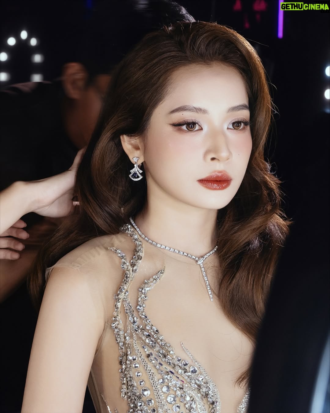 Chi Pu - 46.4K Likes - Không có hành trình nào là dễ dàng, nhưng mỗi khoảnh khắc được ghi nhận lại khiến mọi nỗ lực đều xứng đáng. Cảm ơn Harper’s Bazaar Vietnam vì đã vinh danh Chi với giải thưởng Female Singer of the Year – Pop.
Một nguồn cảm hứng mới cho hành trình phía trước, năm sau hứa ra nhiều nhạc ạ 🤭 

————————————
Stylist : @kenxy.pham 
Costume : @shebyhoanguyen @thuong_gia_ky 
Jewelry : @bvlgari 
Make up and hair : @hiwon_makeup @hiwon2412 @jiminhw309 
Photographer : @hainguyenstudio @sunflower.chipu 

#chipu #harpersbazaar #bvlgari #bvlgarivn