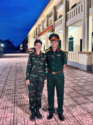 Chi Pu Instagram - Những ngày cuối huấn luyện, mệt rã rời.
Thấy “đồng chí bố” xuất hiện ở sư đoàn 325, tinh thần lập tức hồi sinh!
Vỡ oàaaaa huhuhu 🫡💚
#Chipu #SaoNhapNgu #SaoNhapNgu2025
