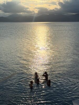 Chi Pu Instagram - Chuyến đi có quá nhiều moment cần enjoy mà chỉ được post 20 tấm ảnh T.T