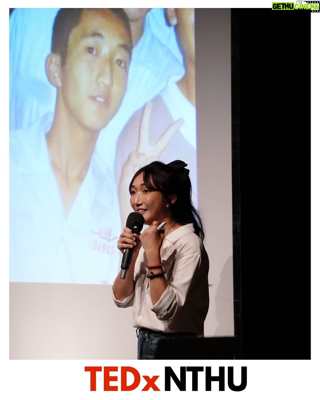 Hsieh Chia-chen - 8K Likes - -
如果截至目前的人生
形容成一部電影
我想叫做《99種勇氣的樣貌》✨

到現在回想起來
從被TEDx邀約到上台
整整三個月的時間
依然顫抖、依舊激動…

收到邀約時
我跟我表姐坐在京站的咖啡廳
對她訴說這個好消息
正當我以為她會興奮的恭喜我時
突然冷不防的一句：

「妳有覺得很累的時候嗎？」

我愣在原地，潸然淚下…

「我其實好累…但我真的真的很開心，
一直以來的努力，都是為了
每當別人在你們面前提到我時，
我可以讓你們抬頭挺胸，感到驕傲！」
我顫抖的回答著。

或許是我爸媽走得早
也或許是我爸臨終之際的願望
是希望我「陽剛」一點
我理解他的擔憂，怕我被欺負、被看不起

在選擇成為理想的自己時
也背棄了他們對我的期待…

花了好多年的時間
走過自卑、走過陰霾、走過霸凌、走過攻擊
好好的正視自己、與自己和解
開始好好生活、善待自己
並堅決的走在「演員」這條路上

原來，我的故事可以鼓勵到別人
原來，我有這樣的正向影響
原來，我還可以做到那麼多事
原來，那些我以為的傷痕
如今都是我的力量與養分

演講結束後
我大表姐捧著一束花拿給我
她含著淚，抱著我
「妳很棒，妳做得很好！」
我再也止不住的大哭起來⋯

謝謝所有前來的家人與朋友
沒有你們，絕對沒有現在的我
還有 @tedxnthu_ 工作團隊們
謝謝你們給我這樣的機會站上TEDx
與那麼多優秀的講者一同分享
謝謝你們讓我在這三個月中
再一次好好的探索我自己！

「爸媽，雖然這輩子無法成為理想兒子，
我應該有活成讓你們驕傲的樣子吧！？」

我愛你們。

我是謝嘉宸，
依舊在夢想中奔跑的演員。
故事還沒結束，讓我們繼續看下去…

#ted #tedtalk #tednthu #fyp #actress #bemyself #love #family 

特別感謝我的攝影師
@amy_vul3aup3 @chiang_photography 
謝謝你這些年來一路相挺
成為我最堅強的工作夥伴🙏