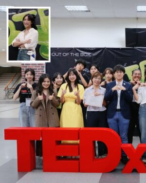 Hsieh Chia-chen Instagram - -
如果截至目前的人生
形容成一部電影
我想叫做《99種勇氣的樣貌》✨

到現在回想起來
從被TEDx邀約到上台
整整三個月的時間
依然顫抖、依舊激動…

收到邀約時
我跟我表姐坐在京站的咖啡廳
對她訴說這個好消息
正當我以為她會興奮的恭喜我時
突然冷不防的一句：

「妳有覺得很累的時候嗎？」

我愣在原地，潸然淚下…

「我其實好累…但我真的真的很開心，
一直以來的努力，都是為了
每當別人在你們面前提到我時，
我可以讓你們抬頭挺胸，感到驕傲！」
我顫抖的回答著。

或許是我爸媽走得早
也或許是我爸臨終之際的願望
是希望我「陽剛」一點
我理解他的擔憂，怕我被欺負、被看不起

在選擇成為理想的自己時
也背棄了他們對我的期待…

花了好多年的時間
走過自卑、走過陰霾、走過霸凌、走過攻擊
好好的正視自己、與自己和解
開始好好生活、善待自己
並堅決的走在「演員」這條路上

原來，我的故事可以鼓勵到別人
原來，我有這樣的正向影響
原來，我還可以做到那麼多事
原來，那些我以為的傷痕
如今都是我的力量與養分

演講結束後
我大表姐捧著一束花拿給我
她含著淚，抱著我
「妳很棒，妳做得很好！」
我再也止不住的大哭起來⋯

謝謝所有前來的家人與朋友
沒有你們，絕對沒有現在的我
還有 @tedxnthu_ 工作團隊們
謝謝你們給我這樣的機會站上TEDx
與那麼多優秀的講者一同分享
謝謝你們讓我在這三個月中
再一次好好的探索我自己！

「爸媽，雖然這輩子無法成為理想兒子，
我應該有活成讓你們驕傲的樣子吧！？」

我愛你們。

我是謝嘉宸，
依舊在夢想中奔跑的演員。
故事還沒結束，讓我們繼續看下去…

#ted #tedtalk #tednthu #fyp #actress #bemyself #love #family 

特別感謝我的攝影師
@amy_vul3aup3 @chiang_photography 
謝謝你這些年來一路相挺
成為我最堅強的工作夥伴🙏