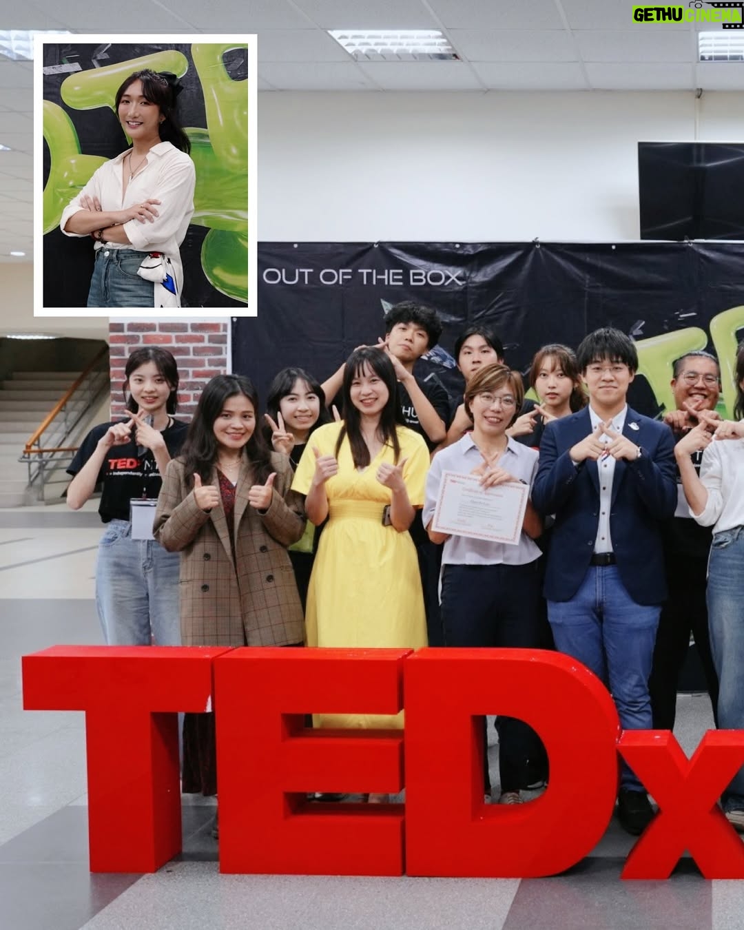 Hsieh Chia-chen - 8K Likes - -
如果截至目前的人生
形容成一部電影
我想叫做《99種勇氣的樣貌》✨

到現在回想起來
從被TEDx邀約到上台
整整三個月的時間
依然顫抖、依舊激動…

收到邀約時
我跟我表姐坐在京站的咖啡廳
對她訴說這個好消息
正當我以為她會興奮的恭喜我時
突然冷不防的一句：

「妳有覺得很累的時候嗎？」

我愣在原地，潸然淚下…

「我其實好累…但我真的真的很開心，
一直以來的努力，都是為了
每當別人在你們面前提到我時，
我可以讓你們抬頭挺胸，感到驕傲！」
我顫抖的回答著。

或許是我爸媽走得早
也或許是我爸臨終之際的願望
是希望我「陽剛」一點
我理解他的擔憂，怕我被欺負、被看不起

在選擇成為理想的自己時
也背棄了他們對我的期待…

花了好多年的時間
走過自卑、走過陰霾、走過霸凌、走過攻擊
好好的正視自己、與自己和解
開始好好生活、善待自己
並堅決的走在「演員」這條路上

原來，我的故事可以鼓勵到別人
原來，我有這樣的正向影響
原來，我還可以做到那麼多事
原來，那些我以為的傷痕
如今都是我的力量與養分

演講結束後
我大表姐捧著一束花拿給我
她含著淚，抱著我
「妳很棒，妳做得很好！」
我再也止不住的大哭起來⋯

謝謝所有前來的家人與朋友
沒有你們，絕對沒有現在的我
還有 @tedxnthu_ 工作團隊們
謝謝你們給我這樣的機會站上TEDx
與那麼多優秀的講者一同分享
謝謝你們讓我在這三個月中
再一次好好的探索我自己！

「爸媽，雖然這輩子無法成為理想兒子，
我應該有活成讓你們驕傲的樣子吧！？」

我愛你們。

我是謝嘉宸，
依舊在夢想中奔跑的演員。
故事還沒結束，讓我們繼續看下去…

#ted #tedtalk #tednthu #fyp #actress #bemyself #love #family 

特別感謝我的攝影師
@amy_vul3aup3 @chiang_photography 
謝謝你這些年來一路相挺
成為我最堅強的工作夥伴🙏