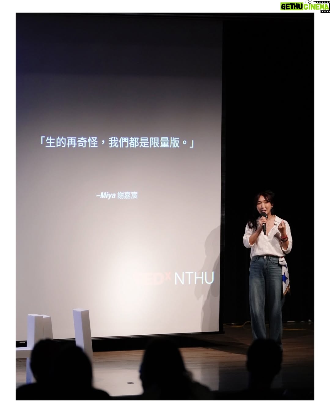 Hsieh Chia-chen - 8K Likes - -
如果截至目前的人生
形容成一部電影
我想叫做《99種勇氣的樣貌》✨

到現在回想起來
從被TEDx邀約到上台
整整三個月的時間
依然顫抖、依舊激動…

收到邀約時
我跟我表姐坐在京站的咖啡廳
對她訴說這個好消息
正當我以為她會興奮的恭喜我時
突然冷不防的一句：

「妳有覺得很累的時候嗎？」

我愣在原地，潸然淚下…

「我其實好累…但我真的真的很開心，
一直以來的努力，都是為了
每當別人在你們面前提到我時，
我可以讓你們抬頭挺胸，感到驕傲！」
我顫抖的回答著。

或許是我爸媽走得早
也或許是我爸臨終之際的願望
是希望我「陽剛」一點
我理解他的擔憂，怕我被欺負、被看不起

在選擇成為理想的自己時
也背棄了他們對我的期待…

花了好多年的時間
走過自卑、走過陰霾、走過霸凌、走過攻擊
好好的正視自己、與自己和解
開始好好生活、善待自己
並堅決的走在「演員」這條路上

原來，我的故事可以鼓勵到別人
原來，我有這樣的正向影響
原來，我還可以做到那麼多事
原來，那些我以為的傷痕
如今都是我的力量與養分

演講結束後
我大表姐捧著一束花拿給我
她含著淚，抱著我
「妳很棒，妳做得很好！」
我再也止不住的大哭起來⋯

謝謝所有前來的家人與朋友
沒有你們，絕對沒有現在的我
還有 @tedxnthu_ 工作團隊們
謝謝你們給我這樣的機會站上TEDx
與那麼多優秀的講者一同分享
謝謝你們讓我在這三個月中
再一次好好的探索我自己！

「爸媽，雖然這輩子無法成為理想兒子，
我應該有活成讓你們驕傲的樣子吧！？」

我愛你們。

我是謝嘉宸，
依舊在夢想中奔跑的演員。
故事還沒結束，讓我們繼續看下去…

#ted #tedtalk #tednthu #fyp #actress #bemyself #love #family 

特別感謝我的攝影師
@amy_vul3aup3 @chiang_photography 
謝謝你這些年來一路相挺
成為我最堅強的工作夥伴🙏