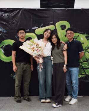 Hsieh Chia-chen Instagram - -
如果截至目前的人生
形容成一部電影
我想叫做《99種勇氣的樣貌》✨

到現在回想起來
從被TEDx邀約到上台
整整三個月的時間
依然顫抖、依舊激動…

收到邀約時
我跟我表姐坐在京站的咖啡廳
對她訴說這個好消息
正當我以為她會興奮的恭喜我時
突然冷不防的一句：

「妳有覺得很累的時候嗎？」

我愣在原地，潸然淚下…

「我其實好累…但我真的真的很開心，
一直以來的努力，都是為了
每當別人在你們面前提到我時，
我可以讓你們抬頭挺胸，感到驕傲！」
我顫抖的回答著。

或許是我爸媽走得早
也或許是我爸臨終之際的願望
是希望我「陽剛」一點
我理解他的擔憂，怕我被欺負、被看不起

在選擇成為理想的自己時
也背棄了他們對我的期待…

花了好多年的時間
走過自卑、走過陰霾、走過霸凌、走過攻擊
好好的正視自己、與自己和解
開始好好生活、善待自己
並堅決的走在「演員」這條路上

原來，我的故事可以鼓勵到別人
原來，我有這樣的正向影響
原來，我還可以做到那麼多事
原來，那些我以為的傷痕
如今都是我的力量與養分

演講結束後
我大表姐捧著一束花拿給我
她含著淚，抱著我
「妳很棒，妳做得很好！」
我再也止不住的大哭起來⋯

謝謝所有前來的家人與朋友
沒有你們，絕對沒有現在的我
還有 @tedxnthu_ 工作團隊們
謝謝你們給我這樣的機會站上TEDx
與那麼多優秀的講者一同分享
謝謝你們讓我在這三個月中
再一次好好的探索我自己！

「爸媽，雖然這輩子無法成為理想兒子，
我應該有活成讓你們驕傲的樣子吧！？」

我愛你們。

我是謝嘉宸，
依舊在夢想中奔跑的演員。
故事還沒結束，讓我們繼續看下去…

#ted #tedtalk #tednthu #fyp #actress #bemyself #love #family 

特別感謝我的攝影師
@amy_vul3aup3 @chiang_photography 
謝謝你這些年來一路相挺
成為我最堅強的工作夥伴🙏