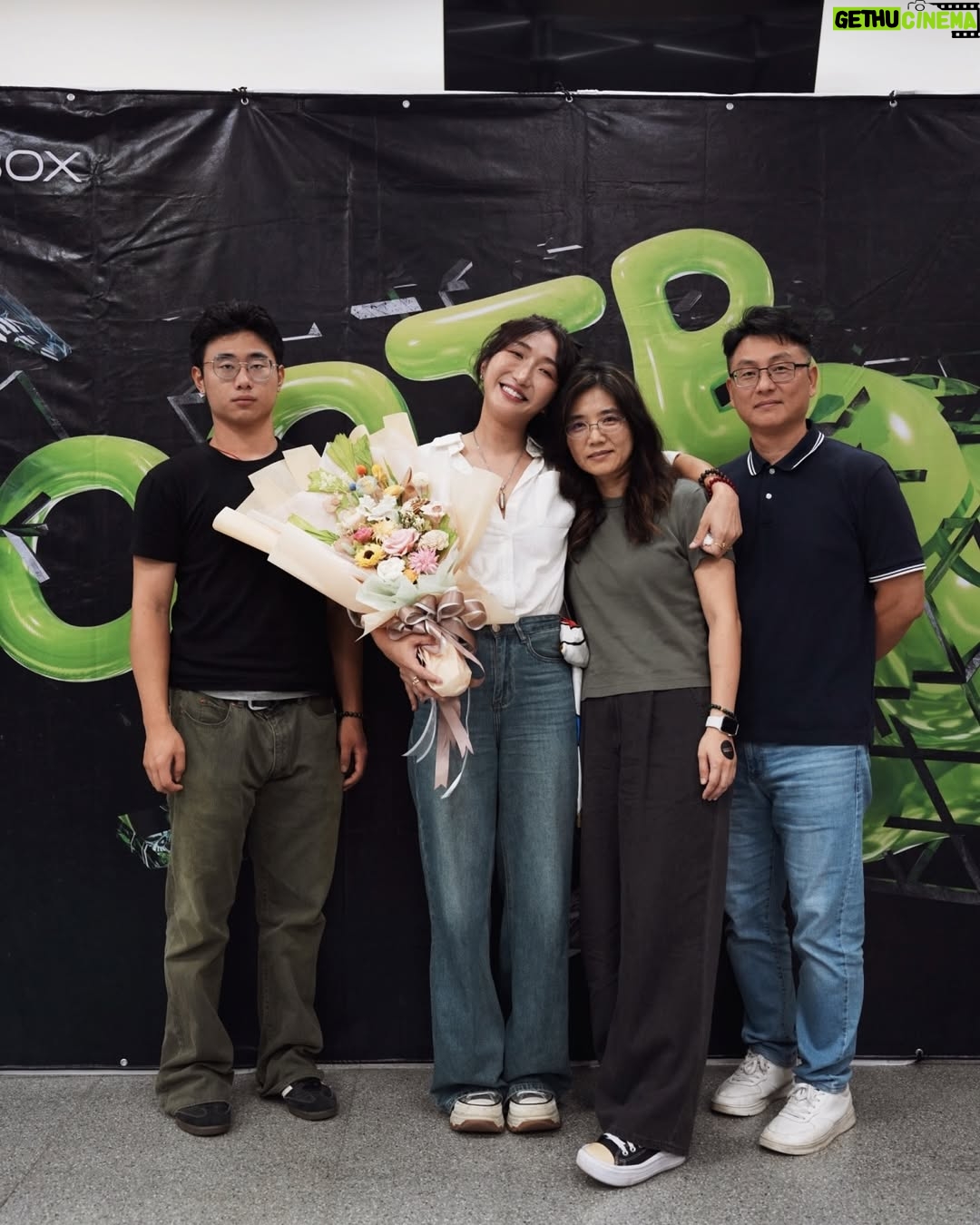 Hsieh Chia-chen - 8K Likes - -
如果截至目前的人生
形容成一部電影
我想叫做《99種勇氣的樣貌》✨

到現在回想起來
從被TEDx邀約到上台
整整三個月的時間
依然顫抖、依舊激動…

收到邀約時
我跟我表姐坐在京站的咖啡廳
對她訴說這個好消息
正當我以為她會興奮的恭喜我時
突然冷不防的一句：

「妳有覺得很累的時候嗎？」

我愣在原地，潸然淚下…

「我其實好累…但我真的真的很開心，
一直以來的努力，都是為了
每當別人在你們面前提到我時，
我可以讓你們抬頭挺胸，感到驕傲！」
我顫抖的回答著。

或許是我爸媽走得早
也或許是我爸臨終之際的願望
是希望我「陽剛」一點
我理解他的擔憂，怕我被欺負、被看不起

在選擇成為理想的自己時
也背棄了他們對我的期待…

花了好多年的時間
走過自卑、走過陰霾、走過霸凌、走過攻擊
好好的正視自己、與自己和解
開始好好生活、善待自己
並堅決的走在「演員」這條路上

原來，我的故事可以鼓勵到別人
原來，我有這樣的正向影響
原來，我還可以做到那麼多事
原來，那些我以為的傷痕
如今都是我的力量與養分

演講結束後
我大表姐捧著一束花拿給我
她含著淚，抱著我
「妳很棒，妳做得很好！」
我再也止不住的大哭起來⋯

謝謝所有前來的家人與朋友
沒有你們，絕對沒有現在的我
還有 @tedxnthu_ 工作團隊們
謝謝你們給我這樣的機會站上TEDx
與那麼多優秀的講者一同分享
謝謝你們讓我在這三個月中
再一次好好的探索我自己！

「爸媽，雖然這輩子無法成為理想兒子，
我應該有活成讓你們驕傲的樣子吧！？」

我愛你們。

我是謝嘉宸，
依舊在夢想中奔跑的演員。
故事還沒結束，讓我們繼續看下去…

#ted #tedtalk #tednthu #fyp #actress #bemyself #love #family 

特別感謝我的攝影師
@amy_vul3aup3 @chiang_photography 
謝謝你這些年來一路相挺
成為我最堅強的工作夥伴🙏