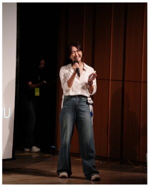Hsieh Chia-chen Instagram - -
如果截至目前的人生
形容成一部電影
我想叫做《99種勇氣的樣貌》✨

到現在回想起來
從被TEDx邀約到上台
整整三個月的時間
依然顫抖、依舊激動…

收到邀約時
我跟我表姐坐在京站的咖啡廳
對她訴說這個好消息
正當我以為她會興奮的恭喜我時
突然冷不防的一句：

「妳有覺得很累的時候嗎？」

我愣在原地，潸然淚下…

「我其實好累…但我真的真的很開心，
一直以來的努力，都是為了
每當別人在你們面前提到我時，
我可以讓你們抬頭挺胸，感到驕傲！」
我顫抖的回答著。

或許是我爸媽走得早
也或許是我爸臨終之際的願望
是希望我「陽剛」一點
我理解他的擔憂，怕我被欺負、被看不起

在選擇成為理想的自己時
也背棄了他們對我的期待…

花了好多年的時間
走過自卑、走過陰霾、走過霸凌、走過攻擊
好好的正視自己、與自己和解
開始好好生活、善待自己
並堅決的走在「演員」這條路上

原來，我的故事可以鼓勵到別人
原來，我有這樣的正向影響
原來，我還可以做到那麼多事
原來，那些我以為的傷痕
如今都是我的力量與養分

演講結束後
我大表姐捧著一束花拿給我
她含著淚，抱著我
「妳很棒，妳做得很好！」
我再也止不住的大哭起來⋯

謝謝所有前來的家人與朋友
沒有你們，絕對沒有現在的我
還有 @tedxnthu_ 工作團隊們
謝謝你們給我這樣的機會站上TEDx
與那麼多優秀的講者一同分享
謝謝你們讓我在這三個月中
再一次好好的探索我自己！

「爸媽，雖然這輩子無法成為理想兒子，
我應該有活成讓你們驕傲的樣子吧！？」

我愛你們。

我是謝嘉宸，
依舊在夢想中奔跑的演員。
故事還沒結束，讓我們繼續看下去…

#ted #tedtalk #tednthu #fyp #actress #bemyself #love #family 

特別感謝我的攝影師
@amy_vul3aup3 @chiang_photography 
謝謝你這些年來一路相挺
成為我最堅強的工作夥伴🙏