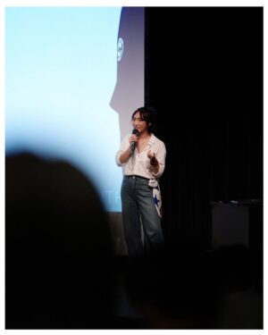 Hsieh Chia-chen Instagram - -
如果截至目前的人生
形容成一部電影
我想叫做《99種勇氣的樣貌》✨

到現在回想起來
從被TEDx邀約到上台
整整三個月的時間
依然顫抖、依舊激動…

收到邀約時
我跟我表姐坐在京站的咖啡廳
對她訴說這個好消息
正當我以為她會興奮的恭喜我時
突然冷不防的一句：

「妳有覺得很累的時候嗎？」

我愣在原地，潸然淚下…

「我其實好累…但我真的真的很開心，
一直以來的努力，都是為了
每當別人在你們面前提到我時，
我可以讓你們抬頭挺胸，感到驕傲！」
我顫抖的回答著。

或許是我爸媽走得早
也或許是我爸臨終之際的願望
是希望我「陽剛」一點
我理解他的擔憂，怕我被欺負、被看不起

在選擇成為理想的自己時
也背棄了他們對我的期待…

花了好多年的時間
走過自卑、走過陰霾、走過霸凌、走過攻擊
好好的正視自己、與自己和解
開始好好生活、善待自己
並堅決的走在「演員」這條路上

原來，我的故事可以鼓勵到別人
原來，我有這樣的正向影響
原來，我還可以做到那麼多事
原來，那些我以為的傷痕
如今都是我的力量與養分

演講結束後
我大表姐捧著一束花拿給我
她含著淚，抱著我
「妳很棒，妳做得很好！」
我再也止不住的大哭起來⋯

謝謝所有前來的家人與朋友
沒有你們，絕對沒有現在的我
還有 @tedxnthu_ 工作團隊們
謝謝你們給我這樣的機會站上TEDx
與那麼多優秀的講者一同分享
謝謝你們讓我在這三個月中
再一次好好的探索我自己！

「爸媽，雖然這輩子無法成為理想兒子，
我應該有活成讓你們驕傲的樣子吧！？」

我愛你們。

我是謝嘉宸，
依舊在夢想中奔跑的演員。
故事還沒結束，讓我們繼續看下去…

#ted #tedtalk #tednthu #fyp #actress #bemyself #love #family 

特別感謝我的攝影師
@amy_vul3aup3 @chiang_photography 
謝謝你這些年來一路相挺
成為我最堅強的工作夥伴🙏