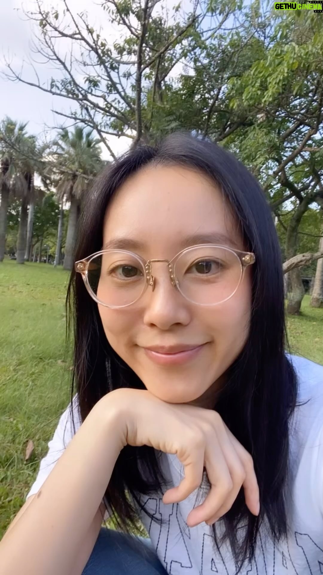 Chiago Liu - 850 Likes - 自從上次旅行一開始就把近視眼鏡壓壞，就知道身旁一定要備著好看的近視眼鏡至少兩副哈哈哈哈
有家人小狗的陪伴就是最美好的日子！甚至還有陽光！北部 人啾甘心！

@changsgroup @2020eyehaus 可愛的眼鏡❤️