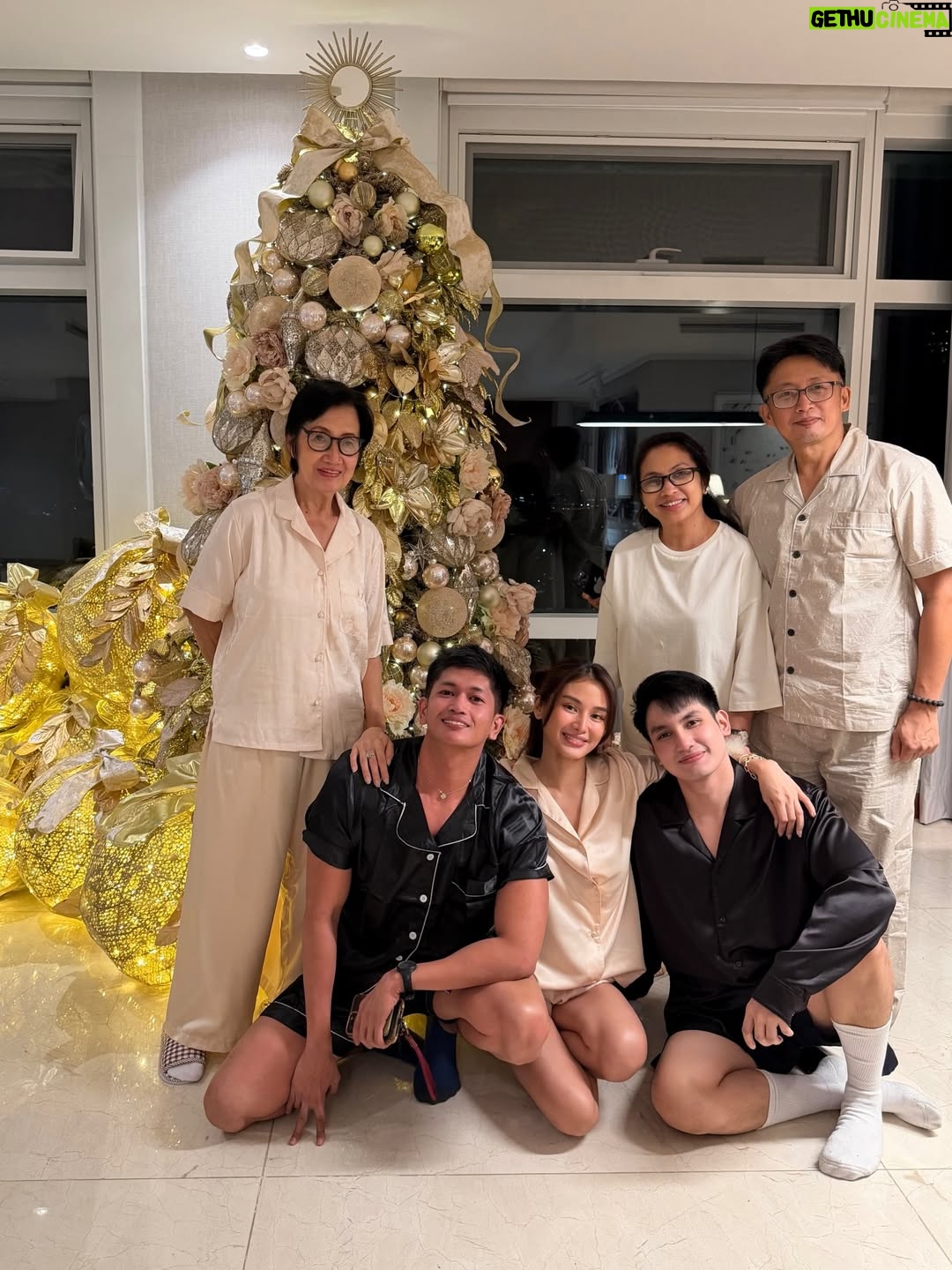 Chienna Filomeno - 70.8K Likes - Merry Christmas from our family to yours 🎄🛋️

So grateful to @gideonhermosa for bringing our first Christmas tree at my place to life— what a dream! And thank you @thegabrielsph for the wonderful Christmas spread that made celebrating with family even more memorable. Silent night, cozy night kinda vibes for this year 🤍✨
