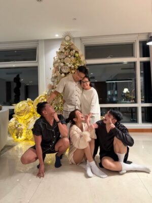 Chienna Filomeno Instagram - Merry Christmas from our family to yours 🎄🛋️

So grateful to @gideonhermosa for bringing our first Christmas tree at my place to life— what a dream! And thank you @thegabrielsph for the wonderful Christmas spread that made celebrating with family even more memorable. Silent night, cozy night kinda vibes for this year 🤍✨