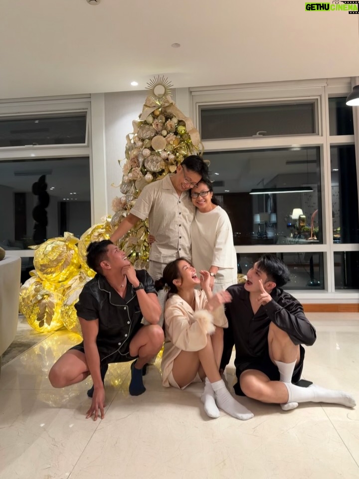 Chienna Filomeno - 70.8K Likes - Merry Christmas from our family to yours 🎄🛋️

So grateful to @gideonhermosa for bringing our first Christmas tree at my place to life— what a dream! And thank you @thegabrielsph for the wonderful Christmas spread that made celebrating with family even more memorable. Silent night, cozy night kinda vibes for this year 🤍✨